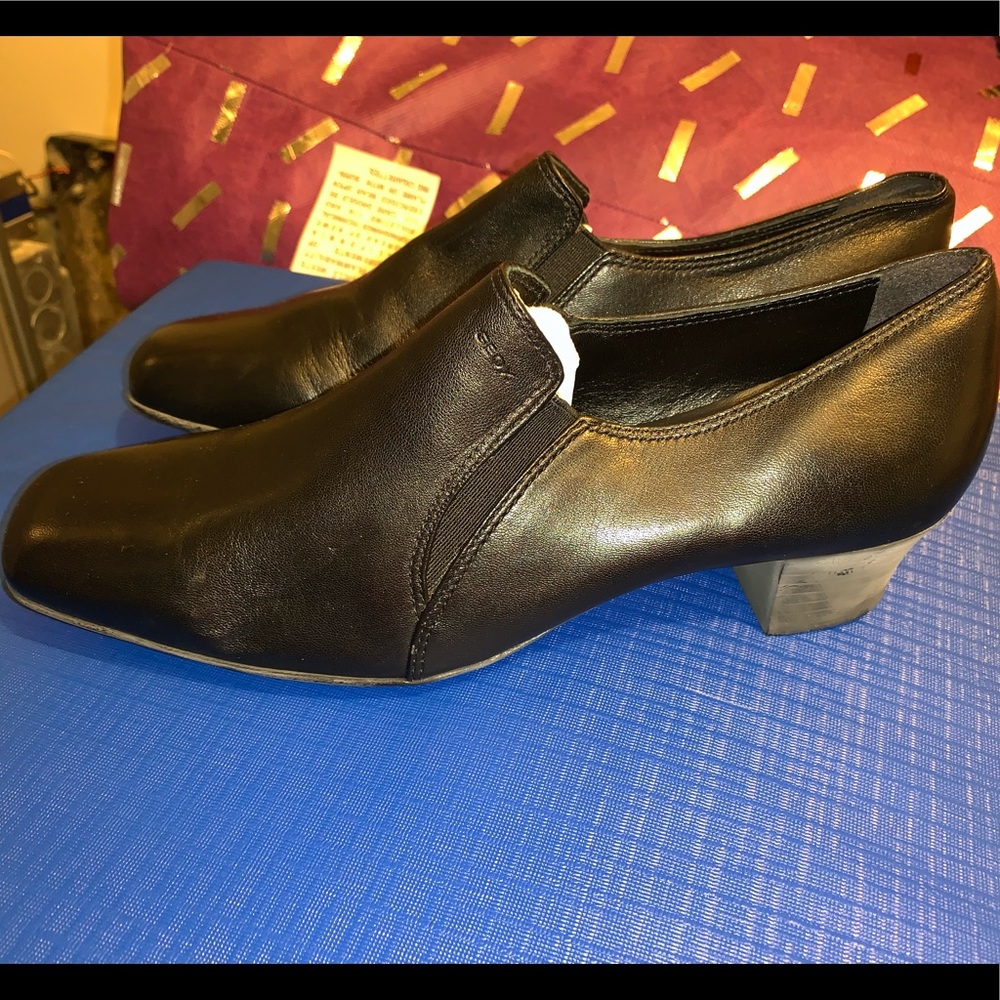 Black small heel shoes